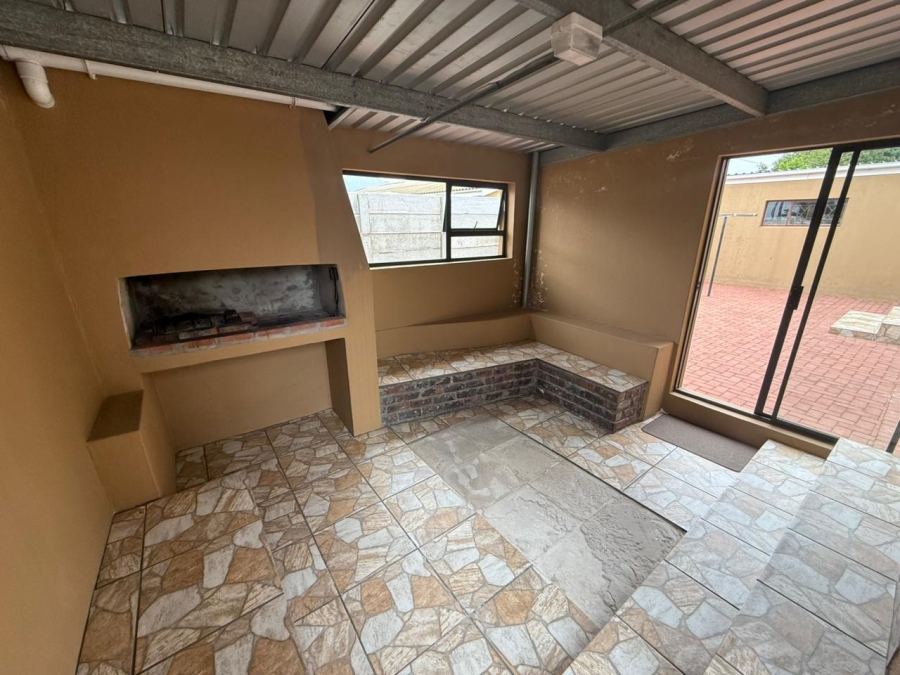 4 Bedroom Property for Sale in Somerset Park Western Cape